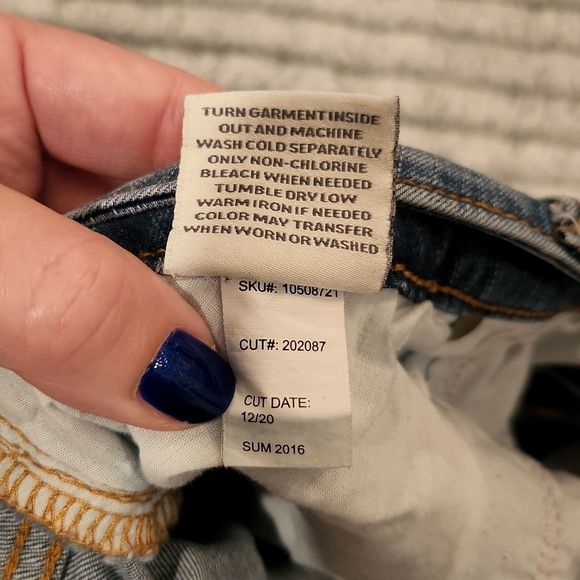 Medium wash rolled cuff Torrid jean shorts size 18. - Picture 4 of 8